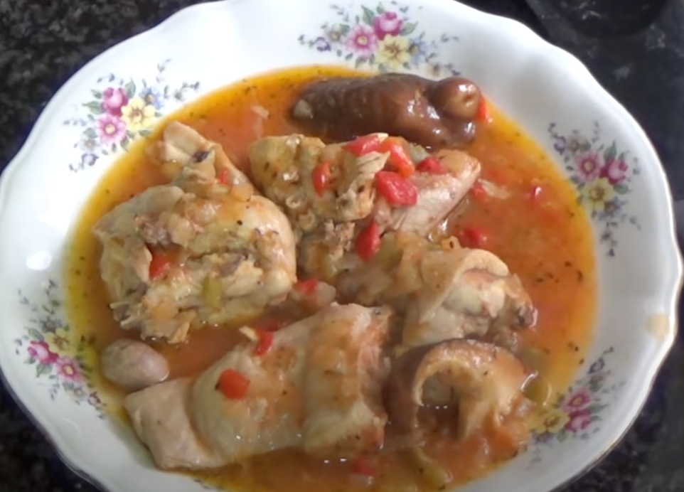 Conejo en salsa de tomate.